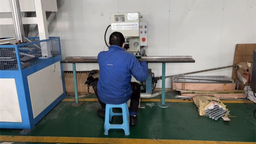 At the precision testing site of a linear module manufacturer, technicians perform precision measurements and performance tests on ball screw modules and linear transmission components to ensure the stable operation of automated equipment and product quality.