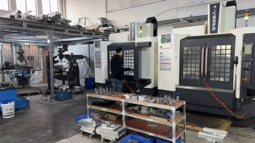 At the CNC machining loading site of a linear drive module manufacturer, operators load workpieces onto CNC machine tools for processing, which is used in the production of ball screw modules and linear drive components.