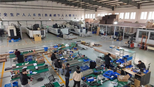 At the assembly workshop of a linear module manufacturer, technicians are assembling and debugging linear modules, including ball screw modules and synchronous belt modules, which are used in the transmission systems of automated equipment.