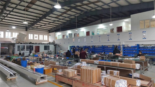 At the linear module manufacturer's shipping site, staff are packing and loading ball screw modules and linear drive products onto trucks to ensure the safe transport and delivery of core components for automation equipment.