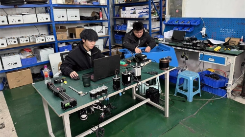 At the linear module manufacturer's equipment wiring and program debugging site, technicians connect and set parameters for the CNC equipment chassis to ensure the processing stability of the ball screw module and linear transmission components.